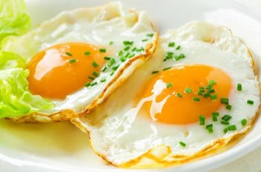 HOW MANY CALORIES IN 2 FRIED EGGS IN OIL